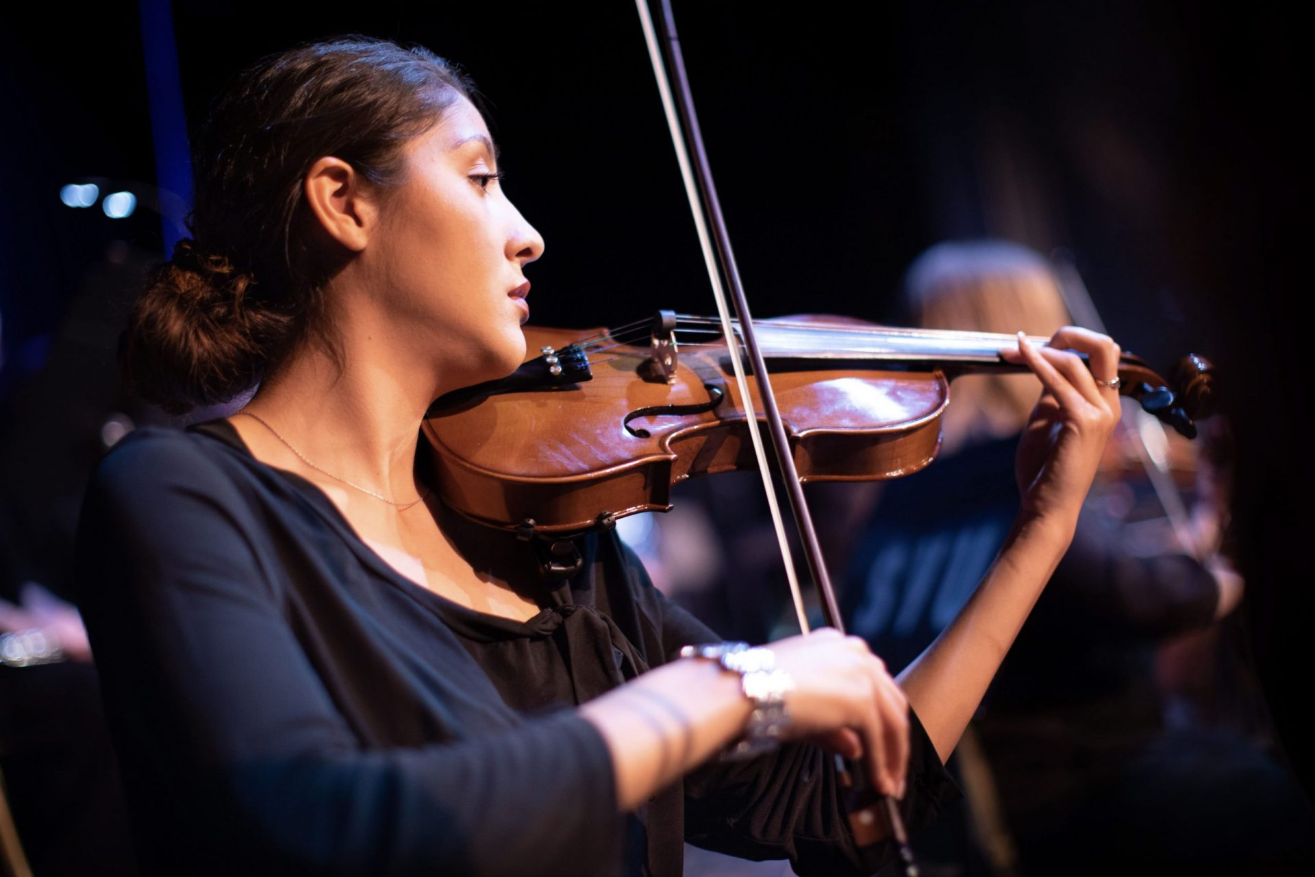 Student playing the violin.